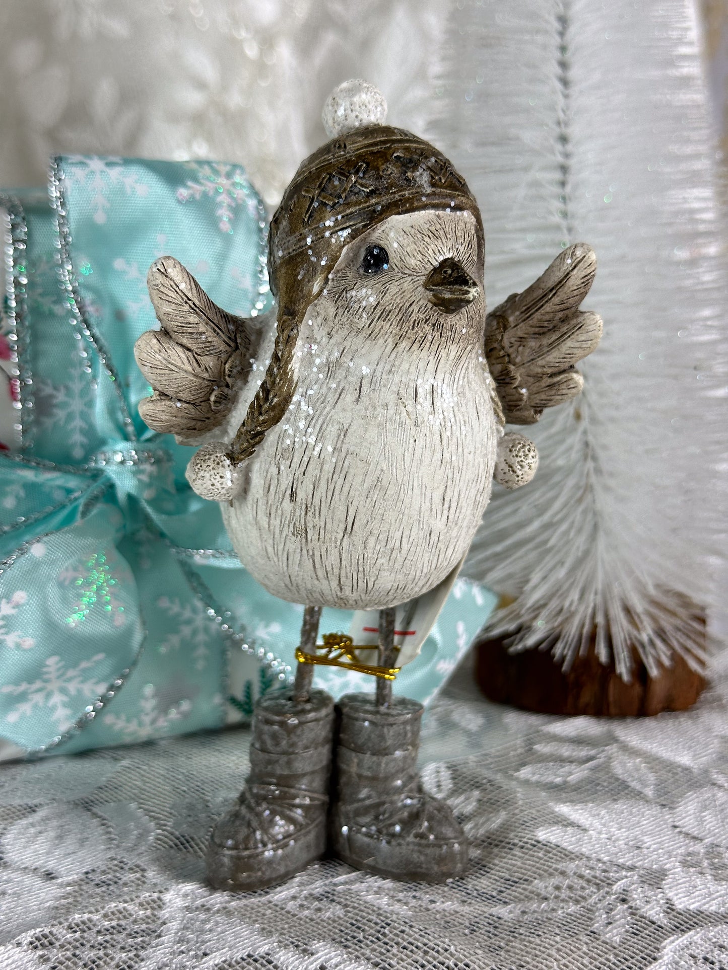 VOGEL MIT MÜTZE