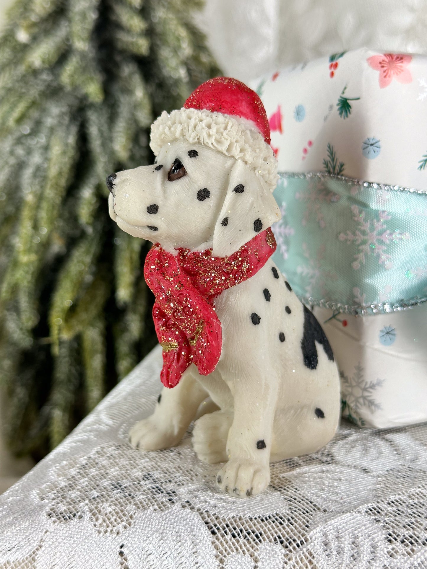 HUND DALMATINER MIT WEIHNACHTSMÜTZE