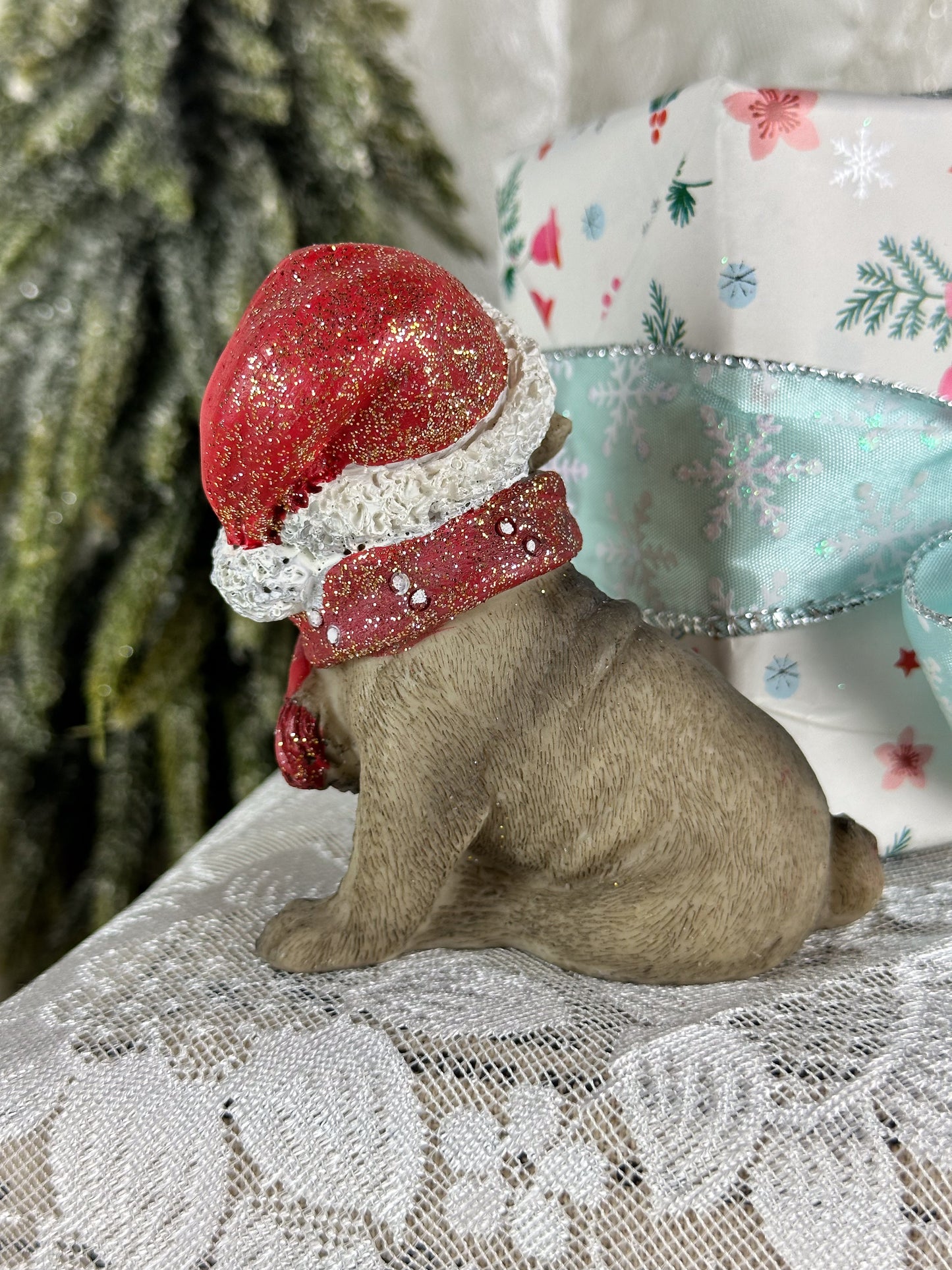 HUND MOPS MIT WEIHNACHTSMÜTZE