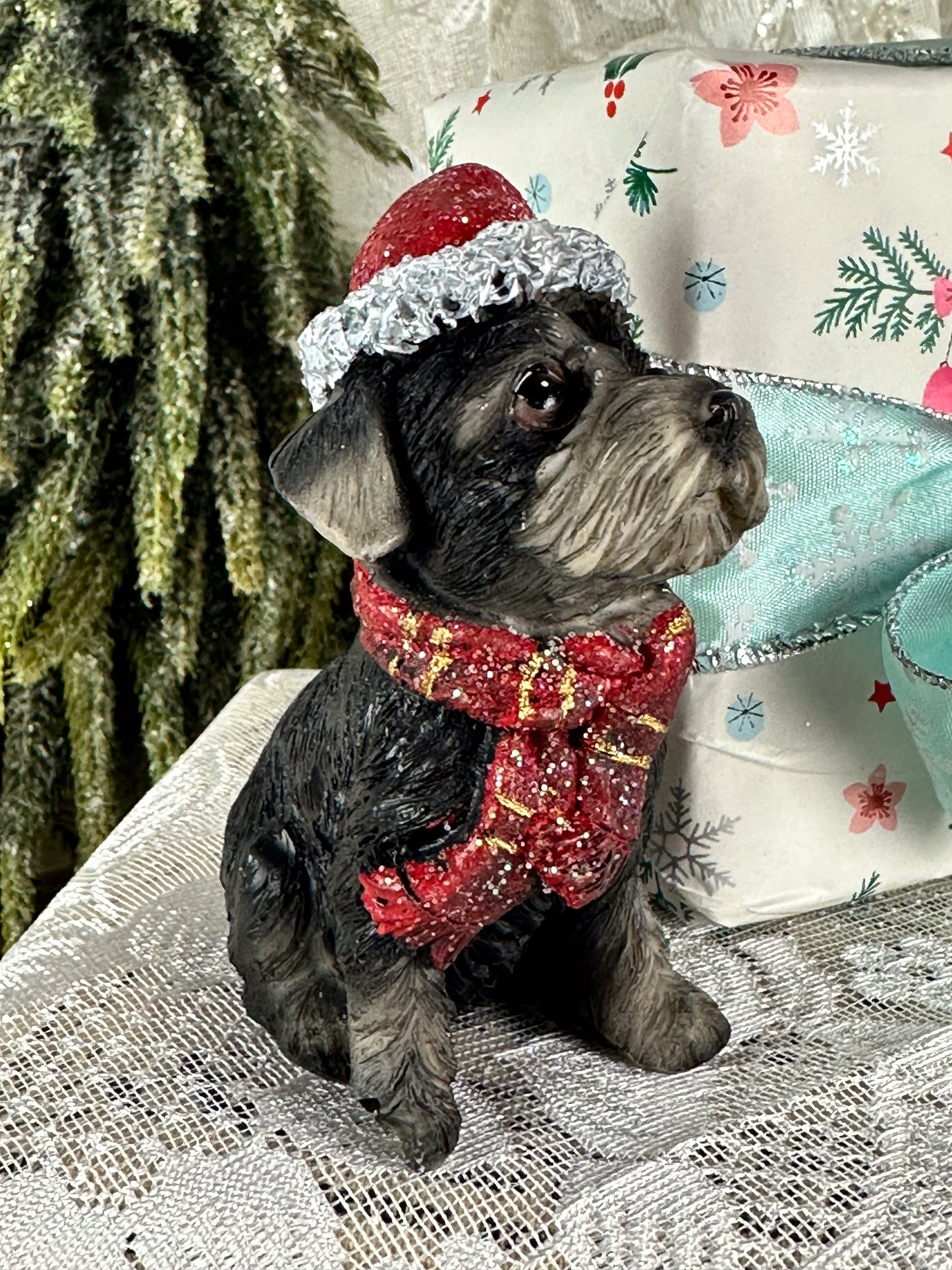 HUND MIT WEIHNACHTSMÜTZE