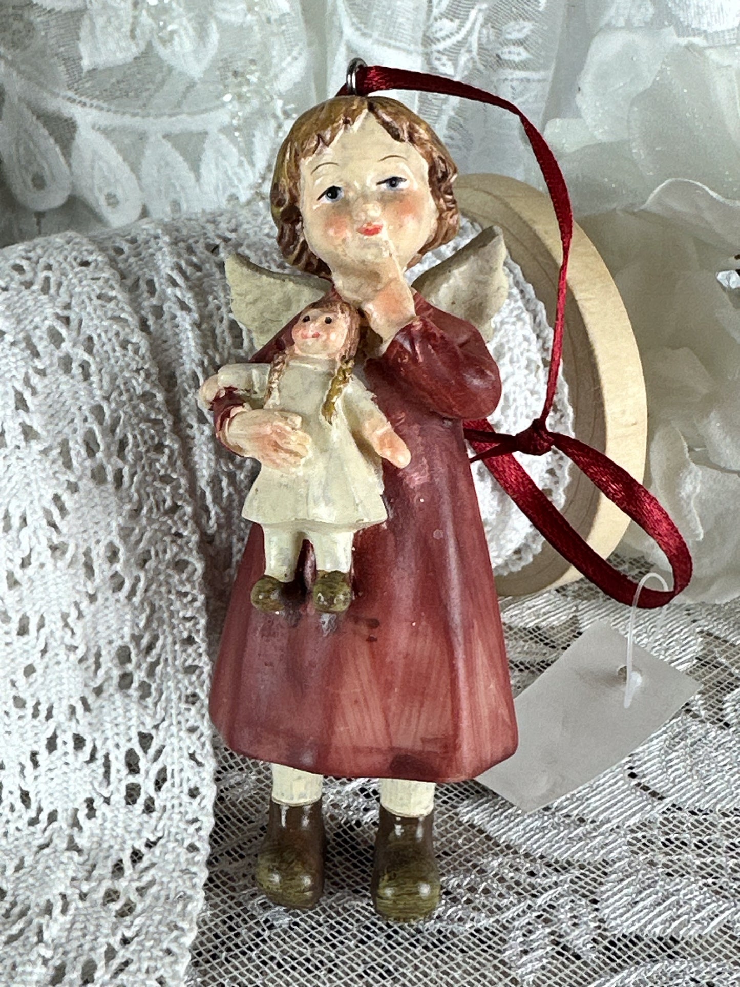 BAUMHÄNGER MÄDCHEN MIT PUPPE