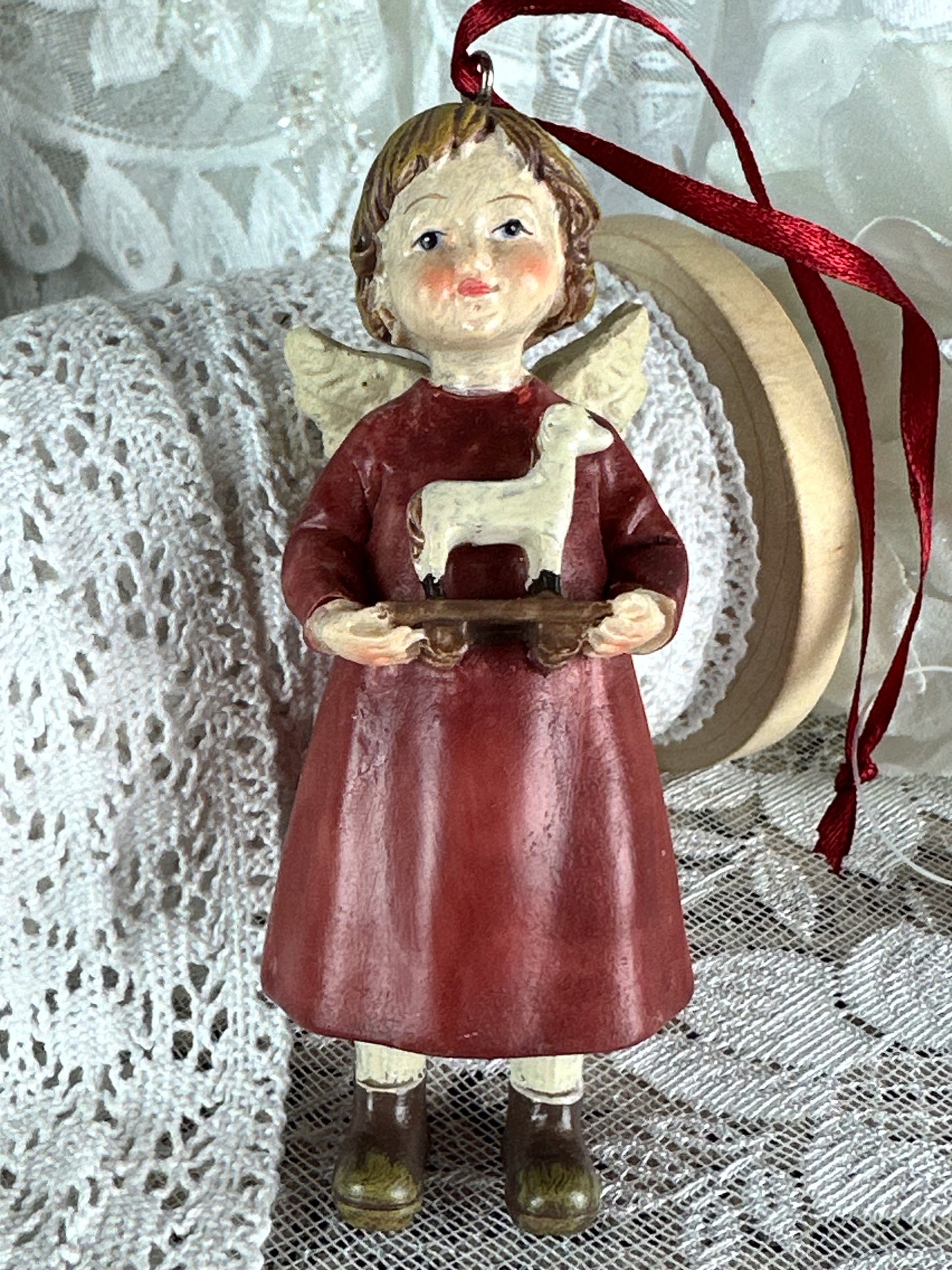 BAUMHÄNGER MÄDCHEN MIT SCHAUKELPFERD