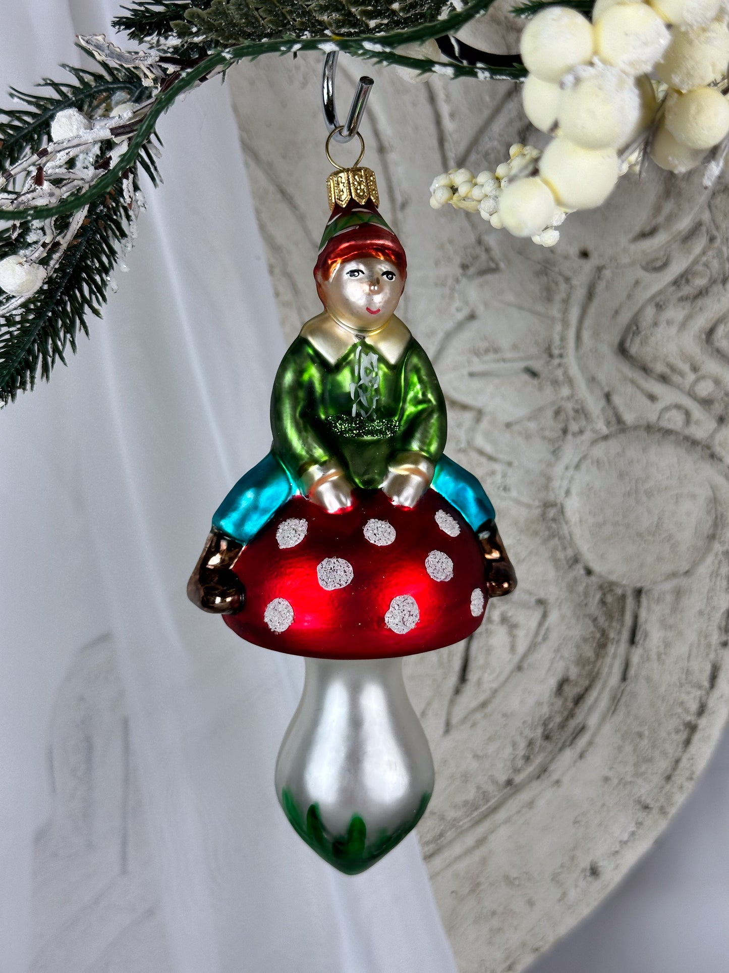 BAUMKUGEL ELF AUF EINEM PILZ