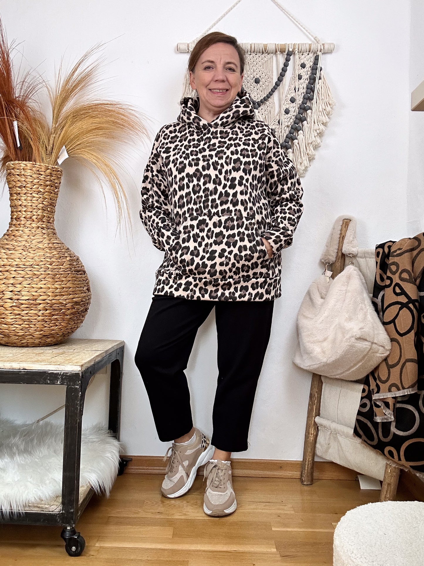 SWEATSHIRT MIT KAPUZE LEO 4 FARBEN