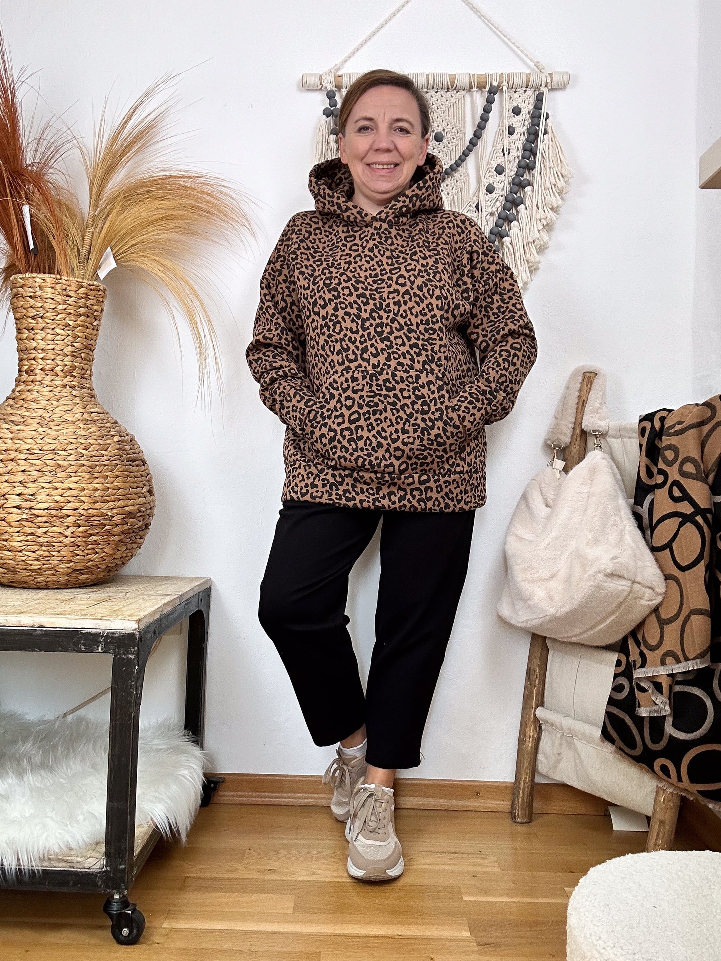 SWEATSHIRT MIT KAPUZE LEO 4 FARBEN