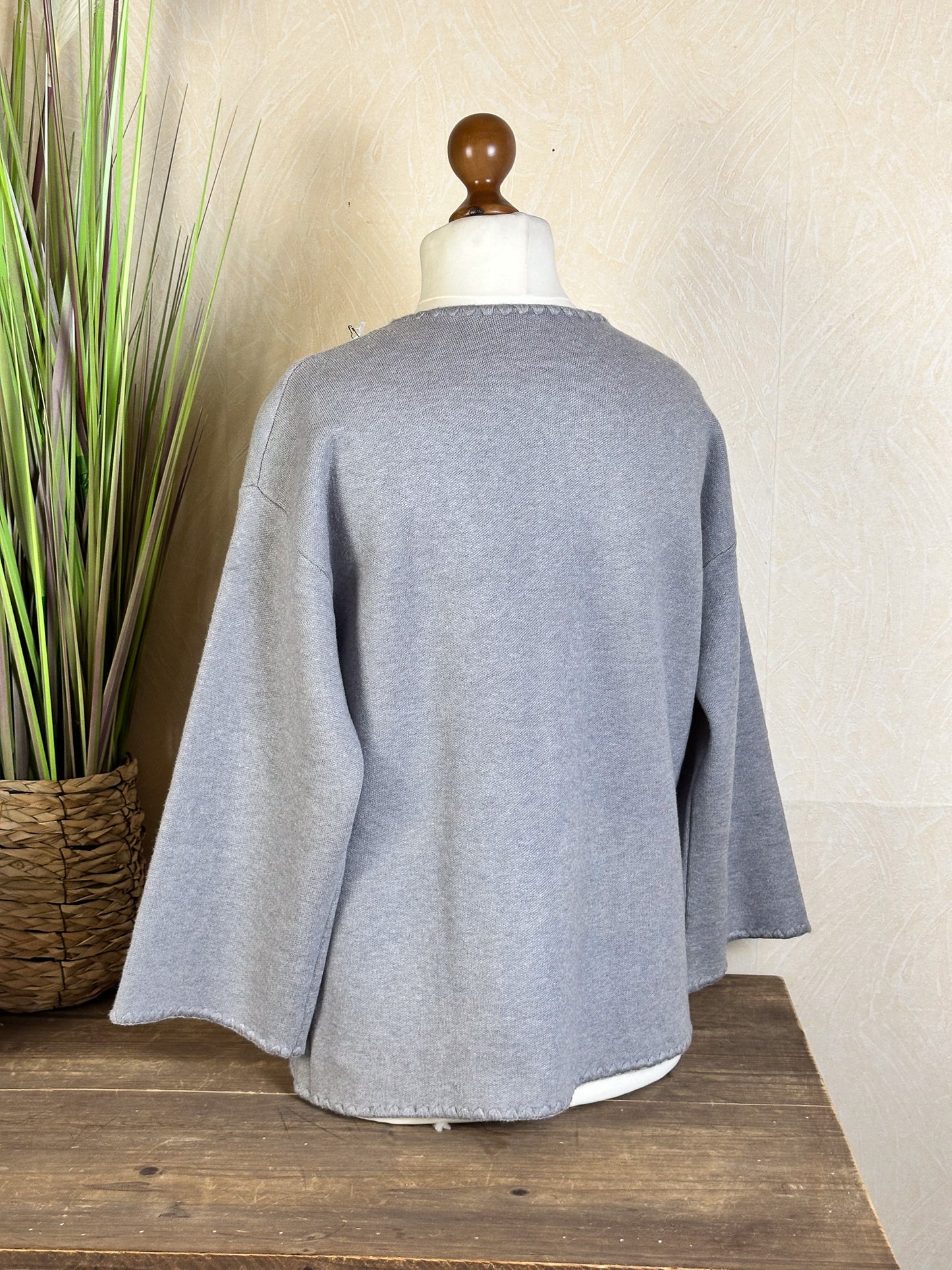 CARDIGAN GRAU MIT AUFGESETZTEN TASCHEN