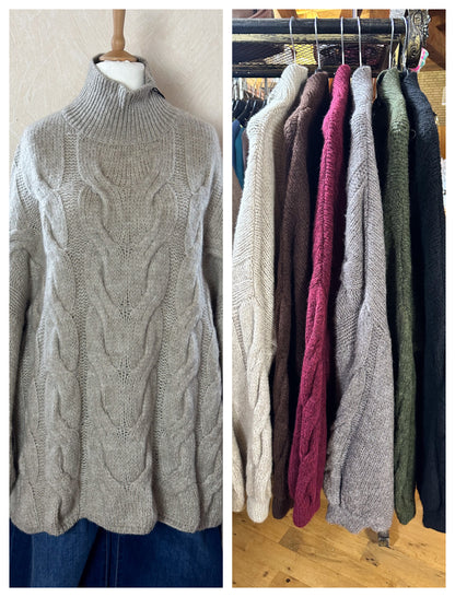 OVERSIZE PULLOVER MIT ZOPFMUSTER