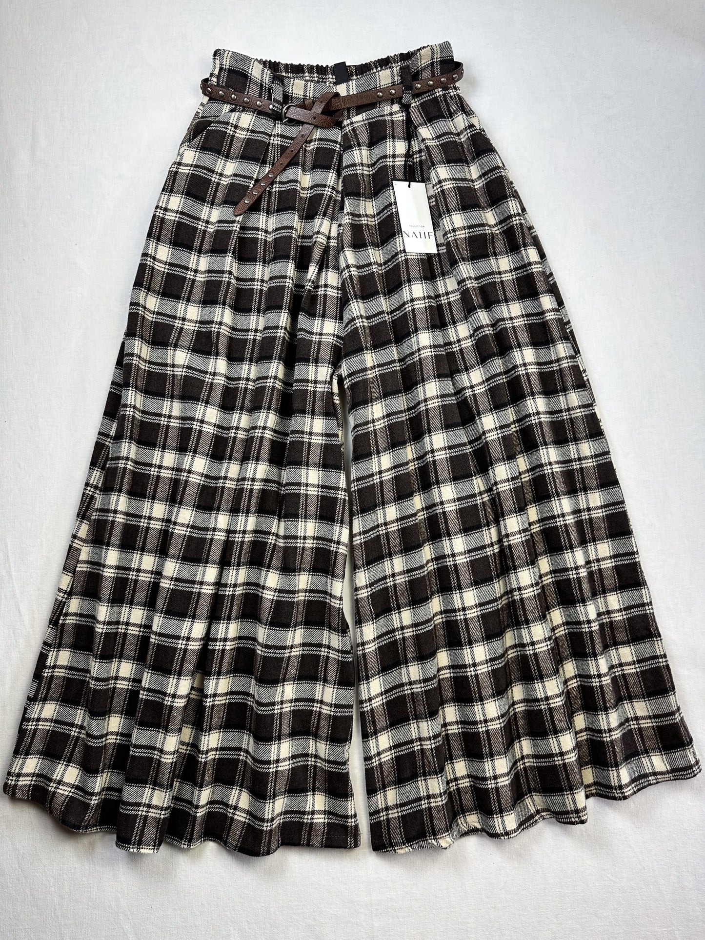 NAIIF WEITE HOSE KAROS