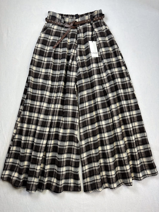 NAIIF WEITE HOSE KAROS