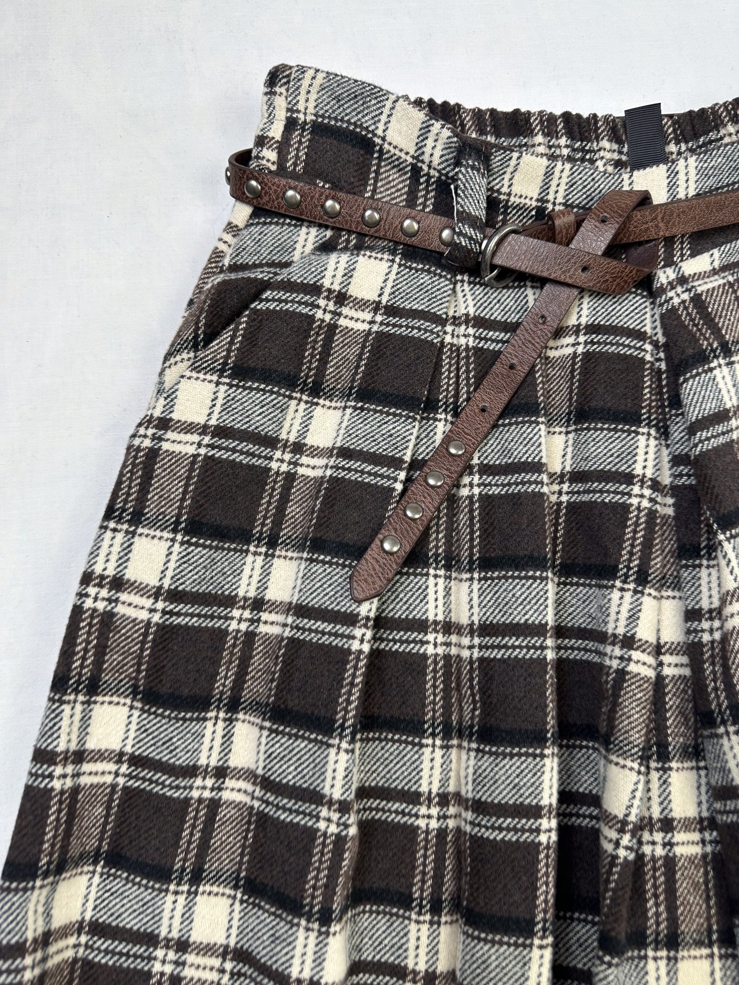 NAIIF WEITE HOSE KAROS