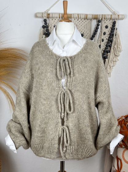 STRICKJACKE MIT BÄNDCHEN