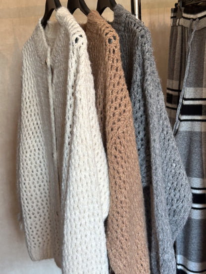 CARDIGAN MIT LOCHMUSTER