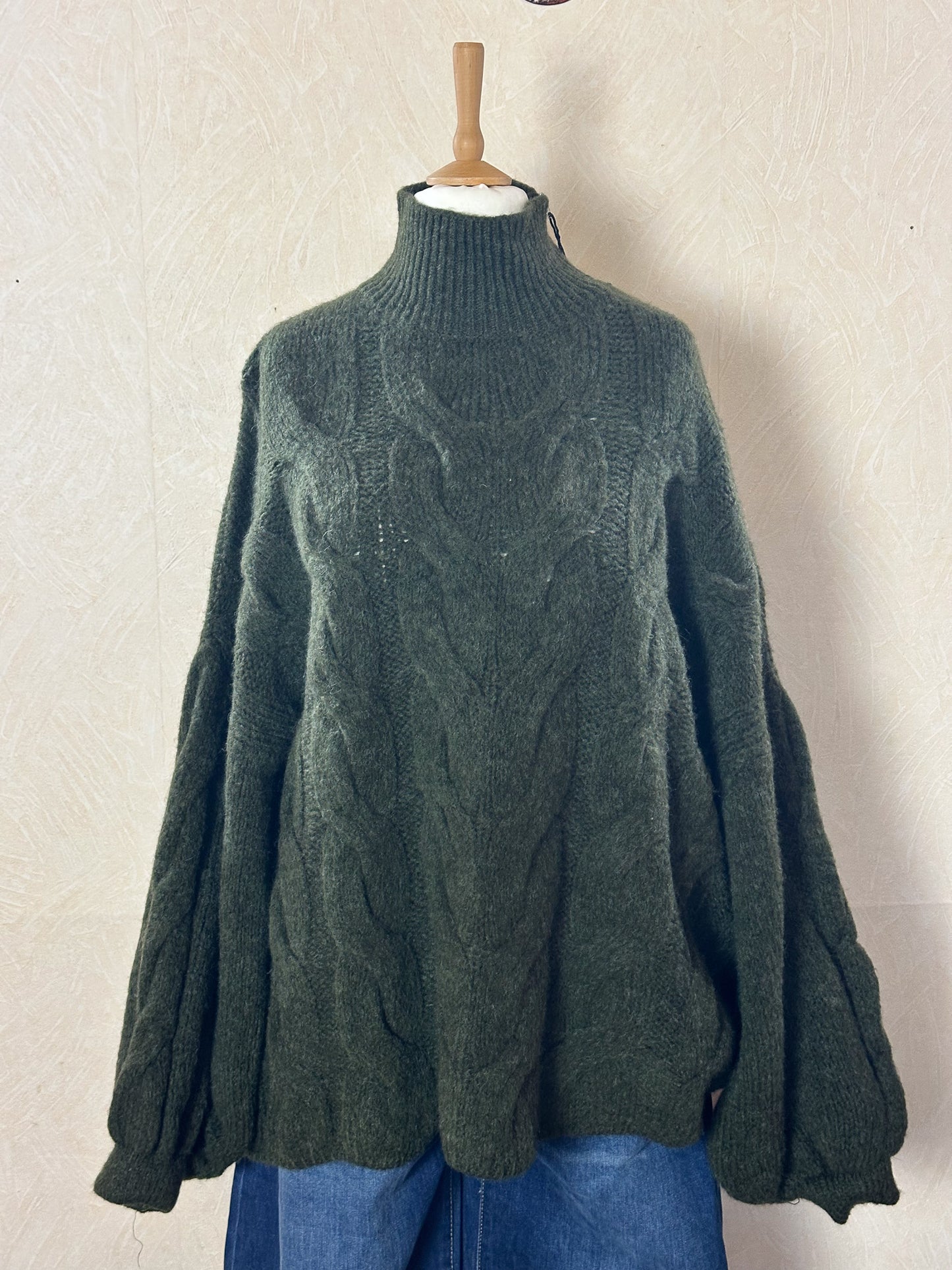OVERSIZE PULLOVER MIT ZOPFMUSTER