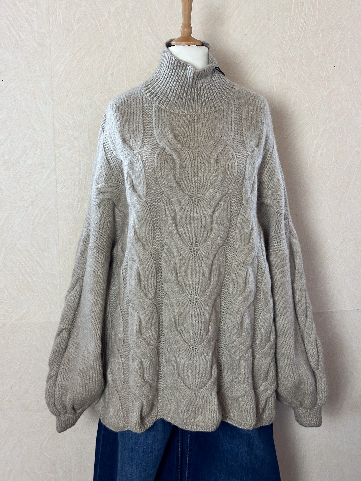 OVERSIZE PULLOVER MIT ZOPFMUSTER