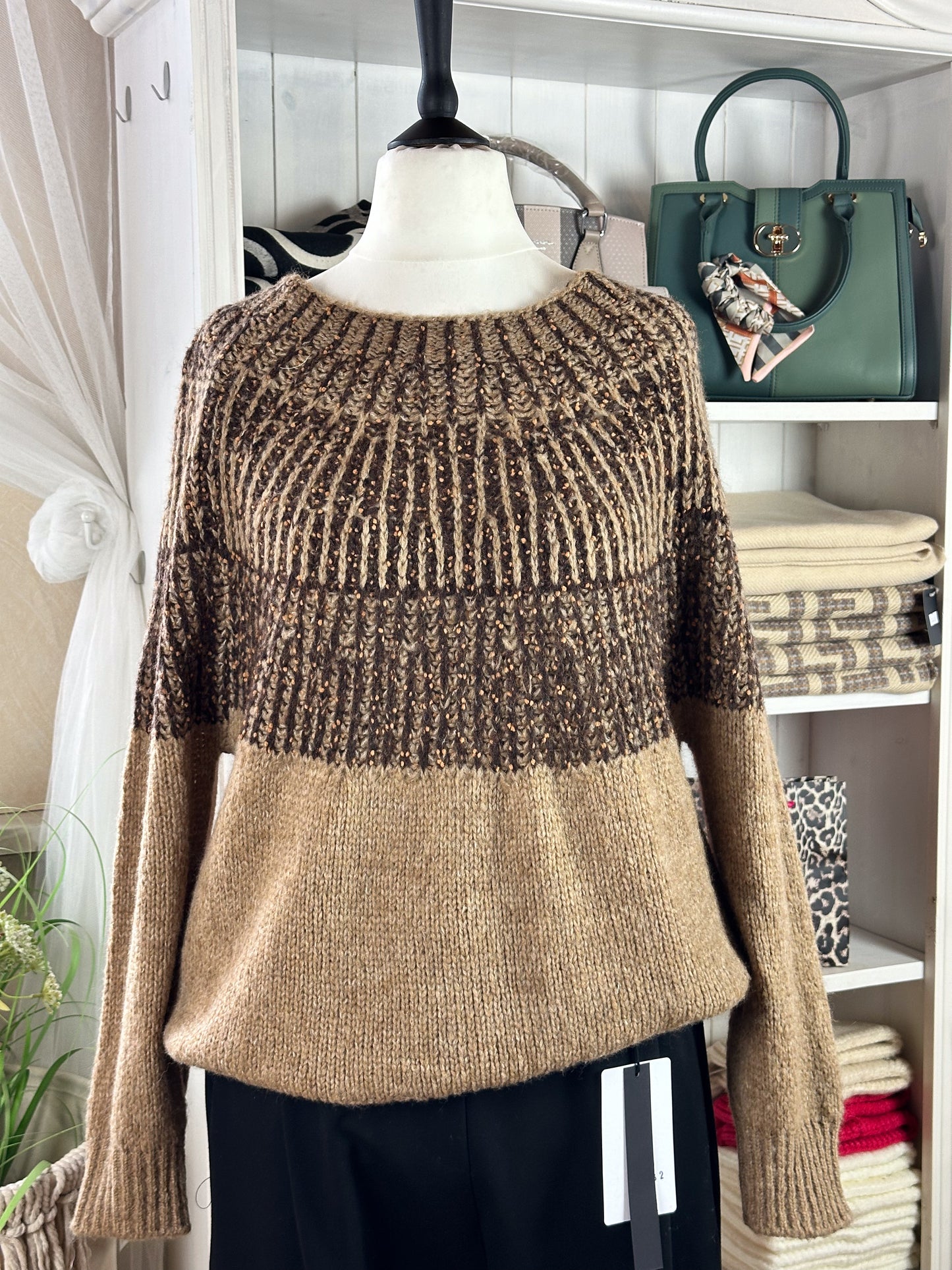 XUNA PULLOVER AM KAMIN