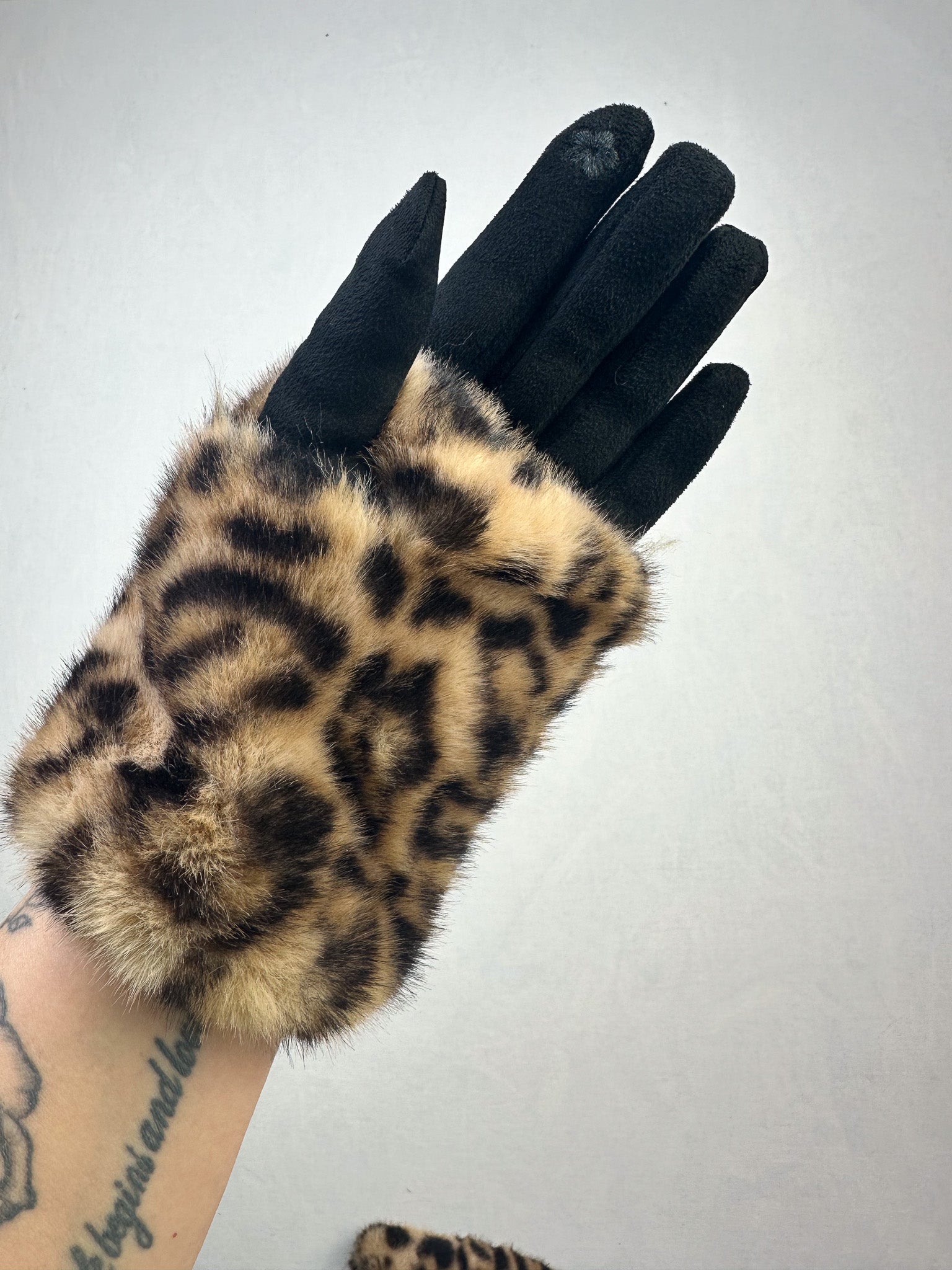 HANDSCHUHE MIT LEO STULPE