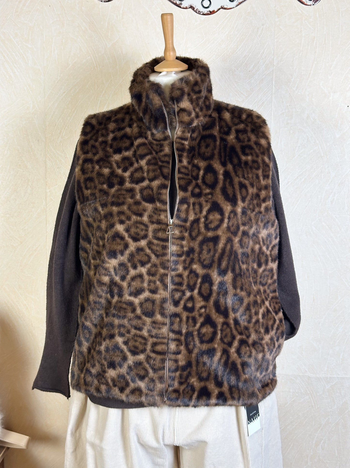 WESTE KUNSTFELL MIT LEO MUSTER