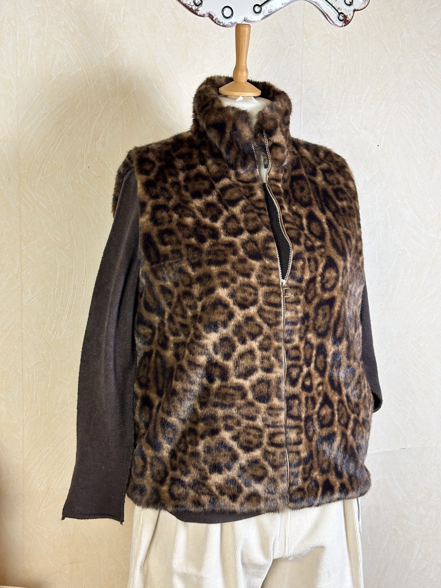 WESTE KUNSTFELL MIT LEO MUSTER