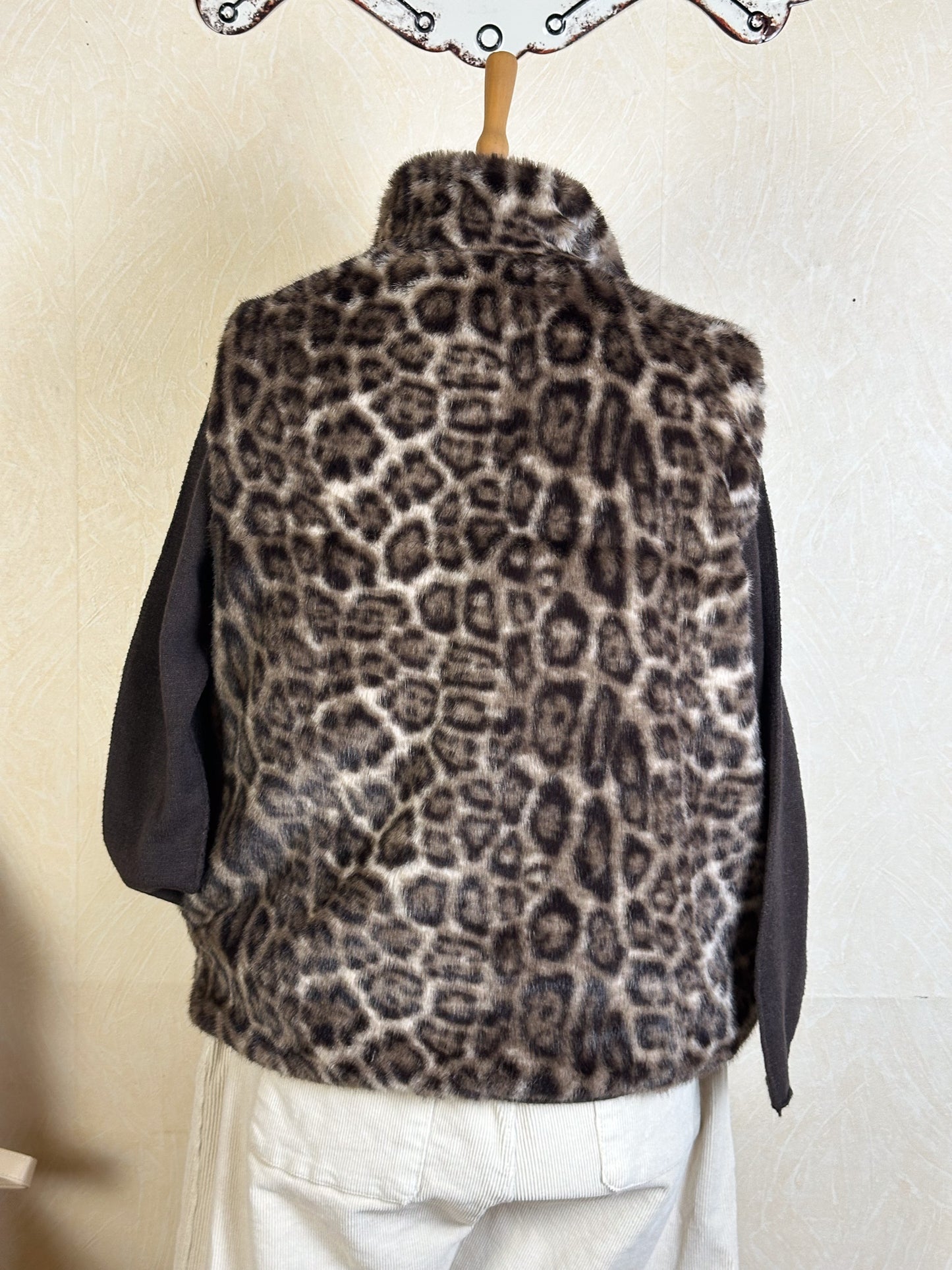 WESTE KUNSTFELL MIT LEO MUSTER