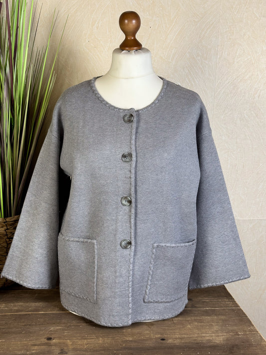 CARDIGAN GRAU MIT AUFGESETZTEN TASCHEN