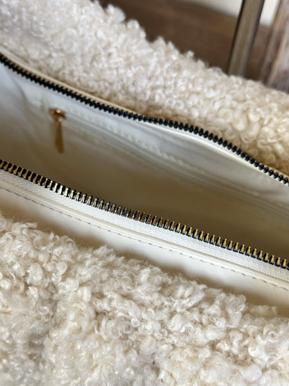 KASSANDRA TEDDYFELL TASCHE CREME