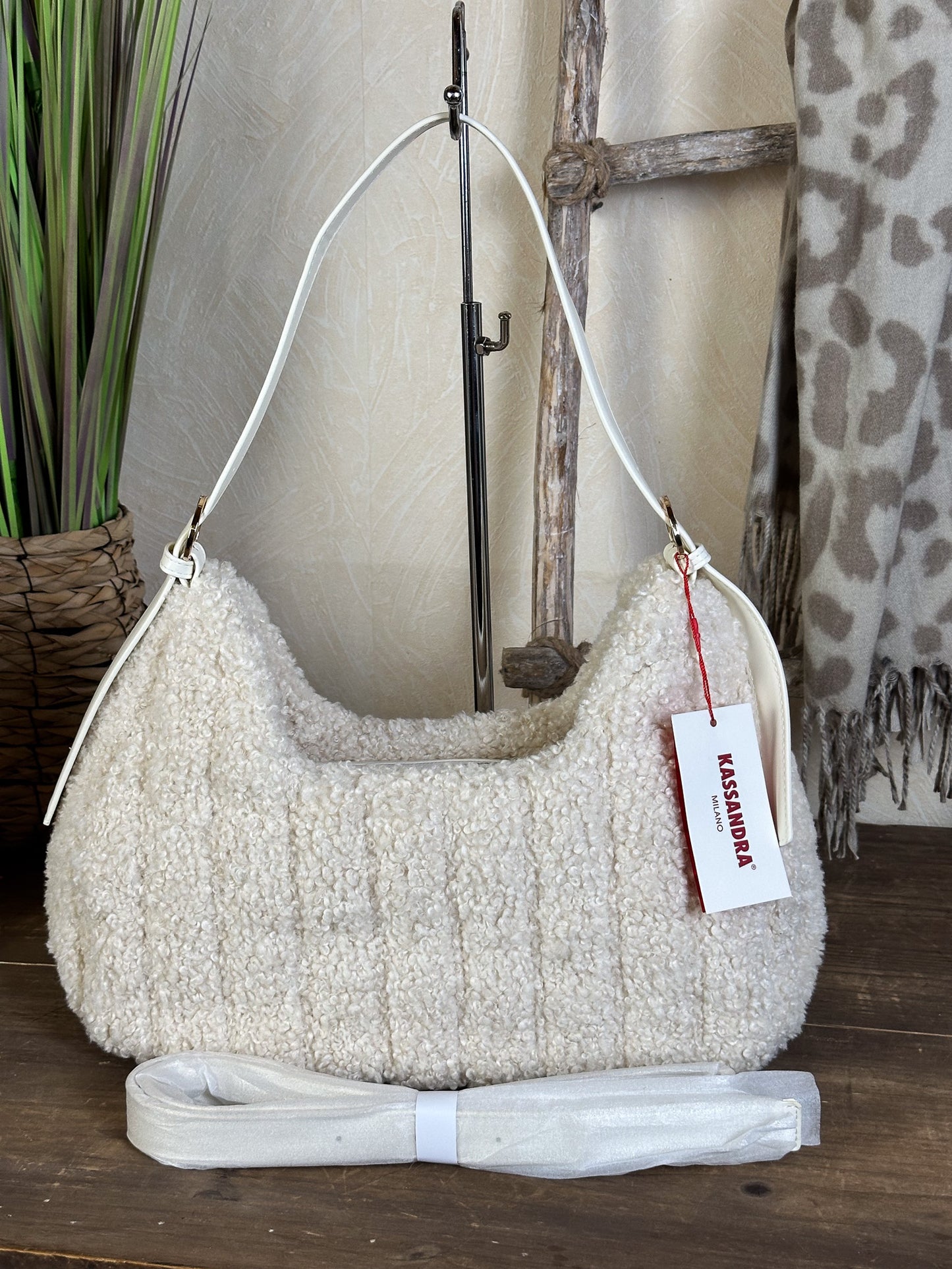 KASSANDRA TEDDYFELL TASCHE CREME