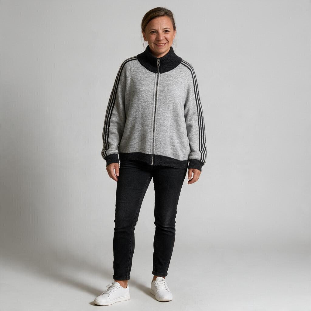Eine Frau trägt eine graue jamalto Strickjacke mit Reißverschluss, Stehkragen und sportlichen Streifen an den Ärmeln.