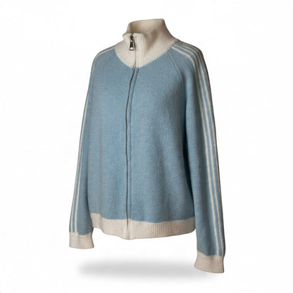 jamalto Strickjacke in Hellblau mit weißem Stehkragen, Reißverschluss und sportlichen Streifendetails an den Ärmeln