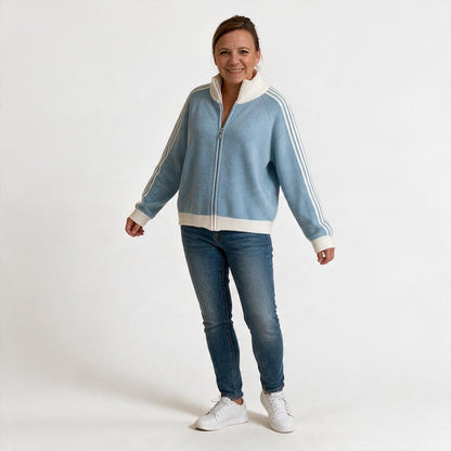 jamalto Strickjacke in Hellblau mit weißem Stehkragen, Reißverschluss und sportlichen Streifendetails an den Ärmeln