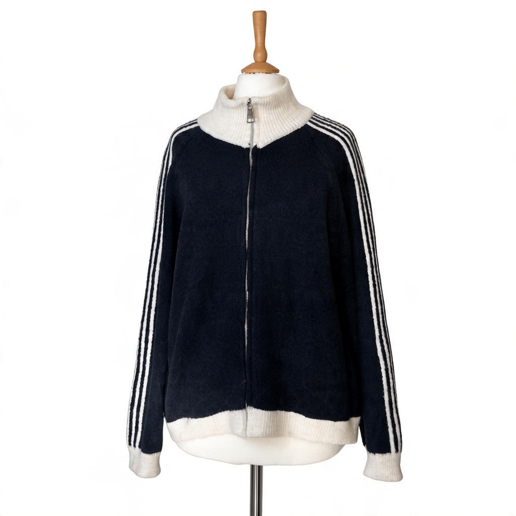 jamalto Strickjacke in Dunkelblau mit weißem Stehkragen, Reißverschluss und sportlichen Streifendetails an den Ärmeln
